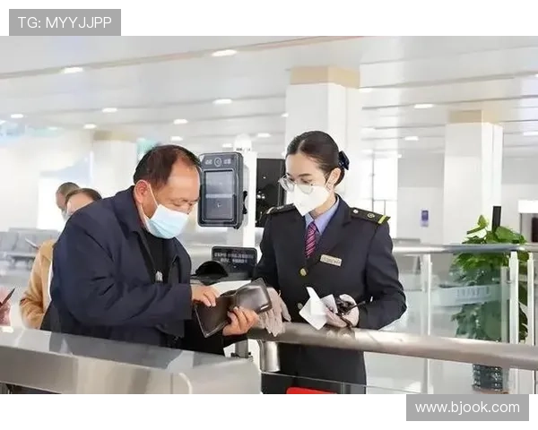 新工作亮相辛纳火车站当检票员