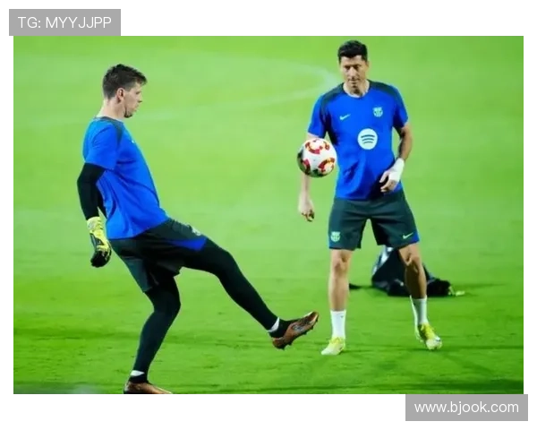 波兰双星，巴萨官方晒视频：什琴斯尼和莱万一起走上训练场